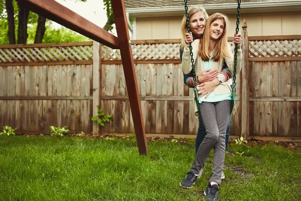 记忆才是最重要的一个母亲和她的女儿在自家后院荡秋千 — 图库照片
