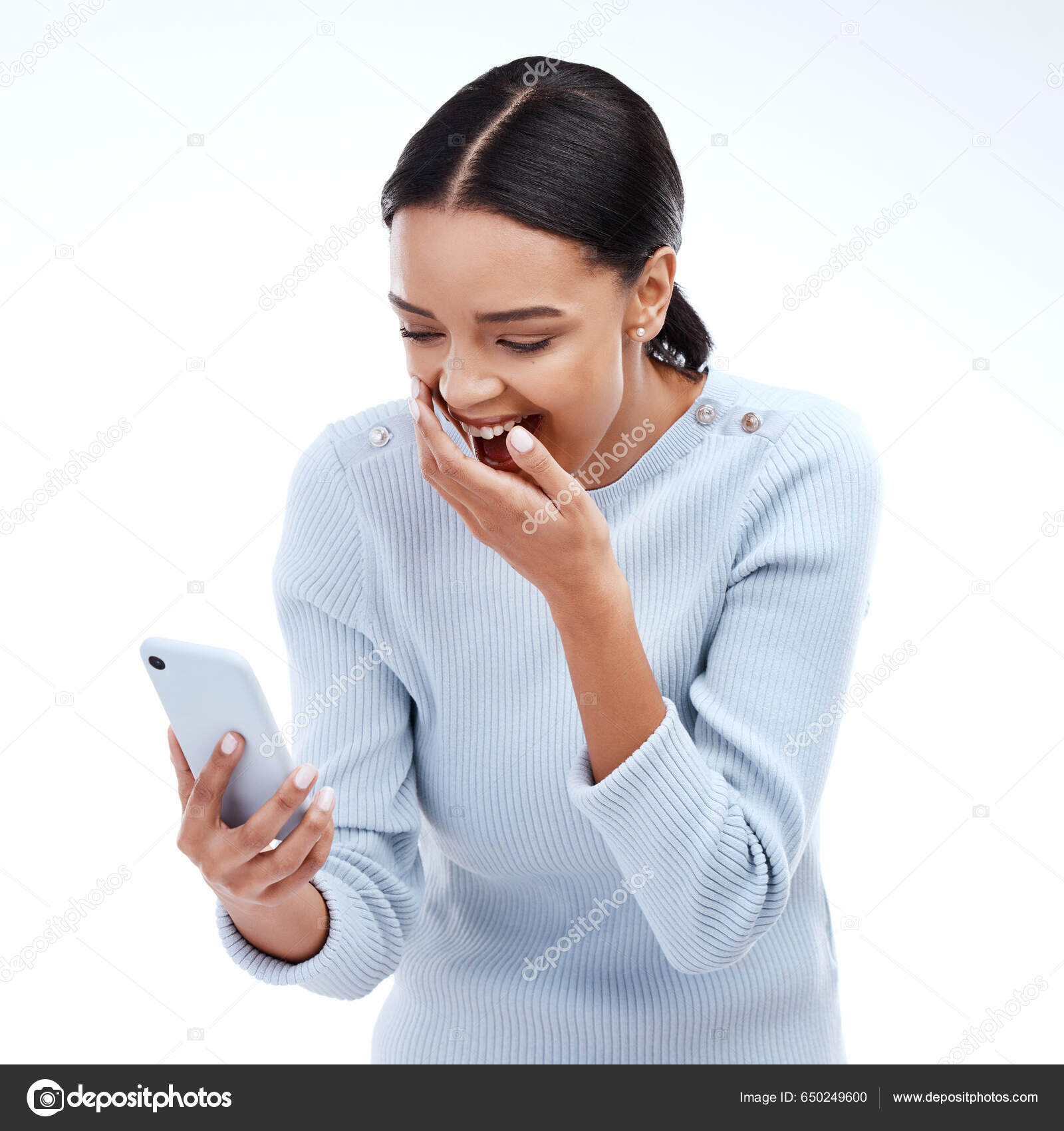 Amigos da mulher e telefone rindo na videochamada para memes de piadas  engraçadas ou comunicação em casa mulheres conversando no smartphone móvel  com risadas para conversa boba ou discussão no sofá da