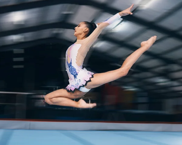 Femme Gymnastique Saut Mouvement Flou Pour Performance Flexibilité Danseuse Mouvement — Photo