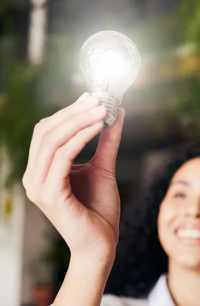 Glödlampa Idéer Och Kvinna Med Inspiration Tänkande Och Ren Energi — Stockfoto