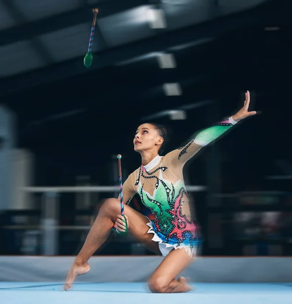 Femme Gymnaste Bâtons Danse Avec Équilibre Concentrer Dans Gymnase Pour — Photo