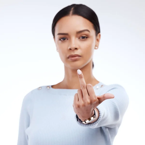 Kızgın Sinirli Kaba Emoji Için Kadın Stüdyo Orta Parmak Portresi — Stok fotoğraf