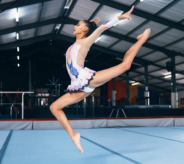 Femme Gymnastique Saut Pour Performance Danse Flexible Compétition Sportive Mouvement — Photo