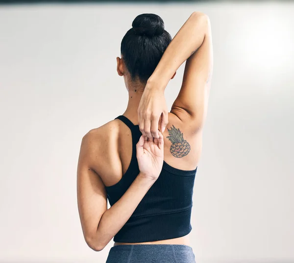 Fitness Dos Bras Femme Étirent Studio Pour Yoga Exercice Entraînement — Photo