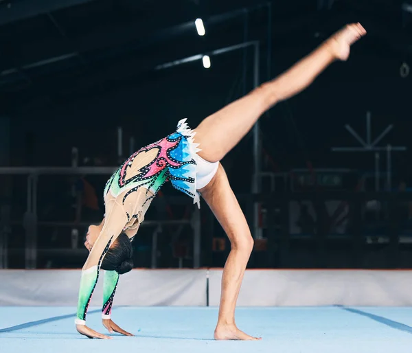Donna Ginnastica Manubrio Prestazioni Flessibili Body Stretching Danza Nell Arena — Foto Stock