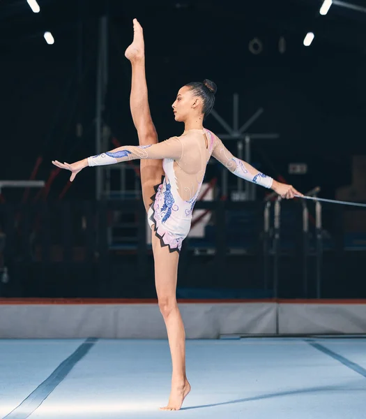 在舞蹈表演 平衡腿和体育竞赛中的丝带 体操和柔韧女子 有节奏的运动和灵活的舞蹈运动员 舞台上创造性音乐会的动作和才华 — 图库照片