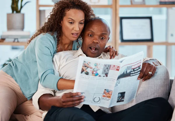 Choc Journal Couple Lisant Dans Leur Maison Tout Relaxant Dans — Photo