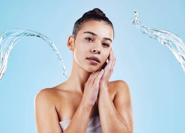 スタジオでの水スプラッシュ 肖像画や女性のシャワー 青の背景と自然のスキンケアの健康的な美しさ 深刻な女性モデル 衛生のための湿式洗浄 色の背景に水分と健康 — ストック写真