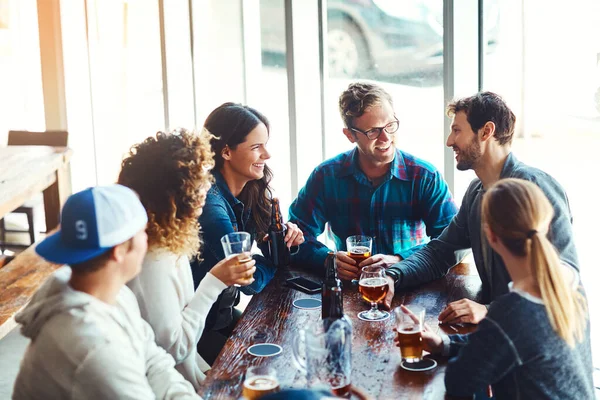 Hora Celebrar Grupo Amigos Disfrutando Unas Cervezas Bar — Foto de Stock