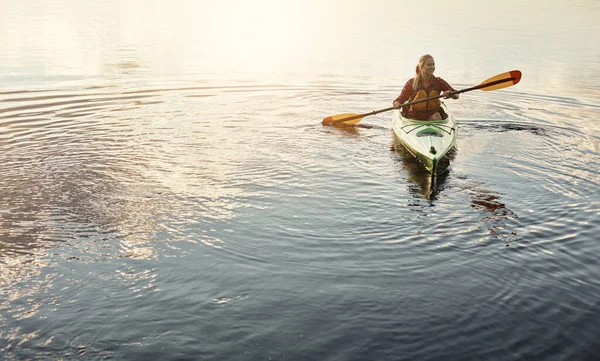 Nature Full Surprises Attractive Young Woman Out Canoe Ride Lake — Stock Photo, Image