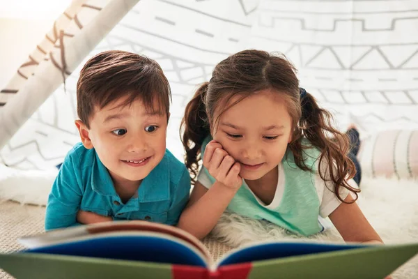 Dejando Que Imaginación Curiosidad Viajen Través Los Libros Dos Adorables — Foto de Stock