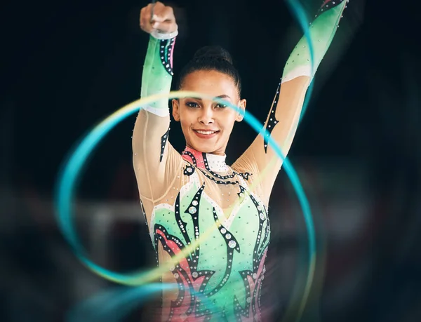 Gymnaste Femme Avec Ruban Pour Danse Performance Flexibilité Avec Athlète  image libre de droit par PeopleImages.com © #643403954