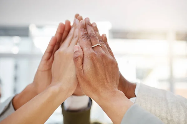Geschäftsleute Hand Hand Und High Five Unterstützen Mit Teamsolidarität Und — Stockfoto