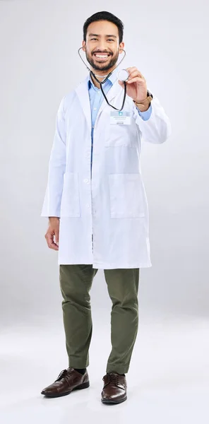 Lekarz Człowiek Słuchać Stetoskop Uśmiech Portrecie Zdrowie Sercowo Naczyniowe Izolowane — Zdjęcie stockowe