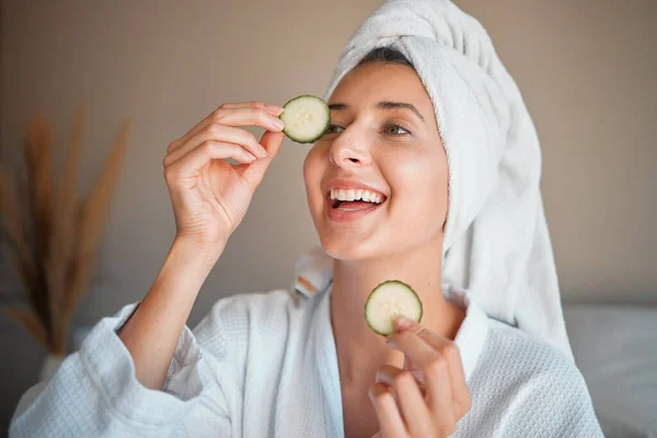Wanita Bahagia Mentimun Dan Perawatan Kulit Alami Untuk Kecantikan Kosmetik — Stok Foto