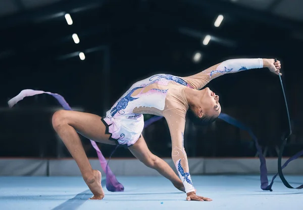 Nastro Ginnastica Flessibile Donna Che Allunga Prestazioni Allenamento Danza Competizione — Foto Stock