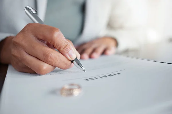 Handtekening Ring Scheidingspapieren Van Een Vrouw Aan Tafel Met Juridisch — Stockfoto