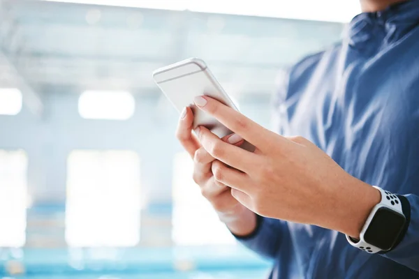 Telefoon Handen Atleet Sms Bij Het Zwembad Voor Sociale Media — Stockfoto