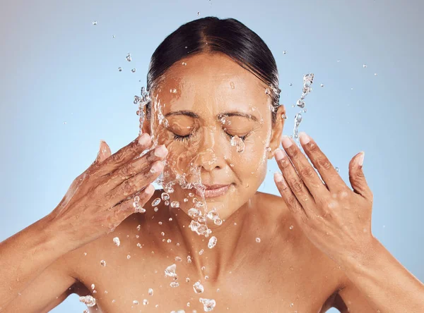 Mulher Sênior Rosto Limpeza Gotas Água Beleza Cuidados Com Pele — Fotografia de Stock