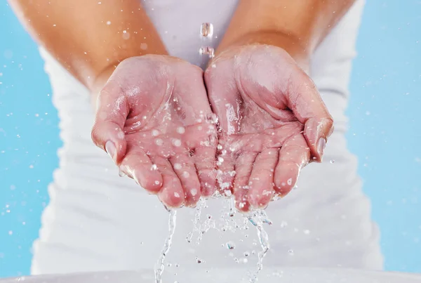 Νερό Πλύσιμο Και Πιτσίλισμα Χέρια Της Γυναίκας Στο Στούντιο Για — Φωτογραφία Αρχείου