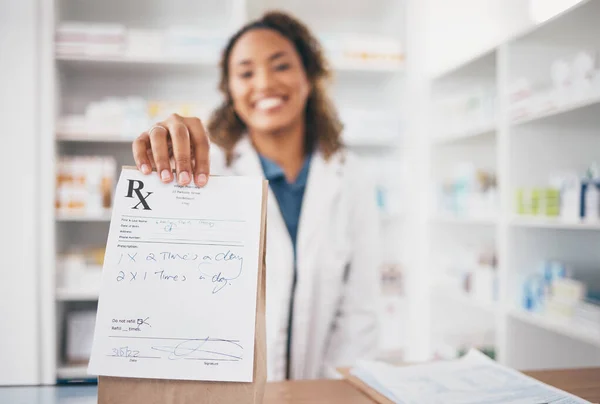 Pharmacy Pharmacy 서비스 데스크를 포이즌 환자에게 소포를 의약품 의약품 영수증을 — 스톡 사진