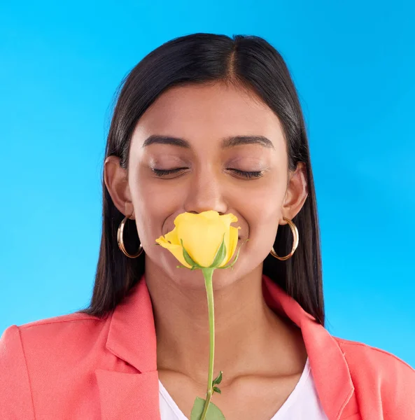 발렌틴의 날이나 기념일을 선물을 스튜디오에서 냄새를 노란색 장미를 흥분된 모델은 — 스톡 사진
