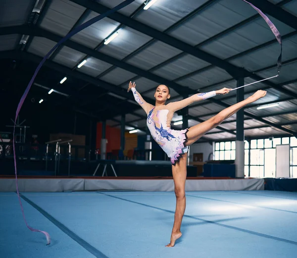 Ruban Gymnastique Portrait Femme Équilibre Dans Performance Entraînement Danse Compétition — Photo