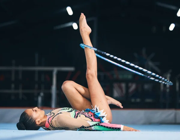 Donna Ginnastica Spinning Hoop Leg Competizione Allenamento Sportivo Azione Arena — Foto Stock