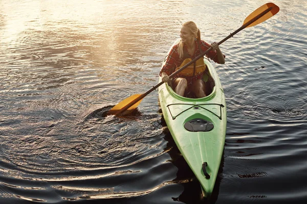 Aumentando Ritmo Una Atractiva Joven Para Pasear Canoa Por Lago — Foto de Stock