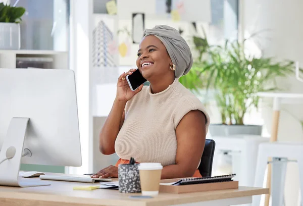 Girişimci Adamı Mutlu Zenci Kadın Telefonda Konuşuyor Iletişim Kuruyor Ofisteki — Stok fotoğraf