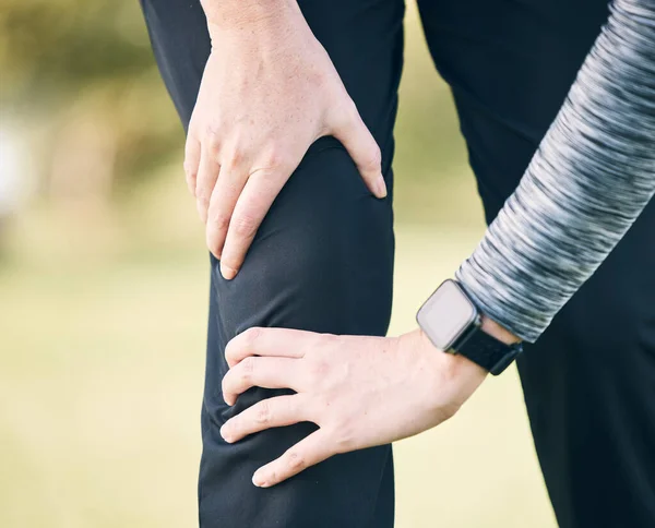 膝关节疼痛及健康伤害 急救及公园运动健康风险 女运动员的腿 受伤肌肉的意外和运动失误 跑步问题和伤口 — 图库照片