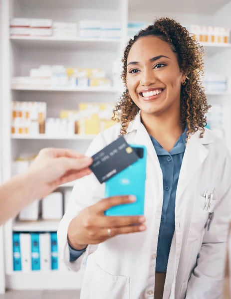 Mulher Farmácia Pagamento Com Cartão Crédito Com Telefone Compras Fintech — Fotografia de Stock