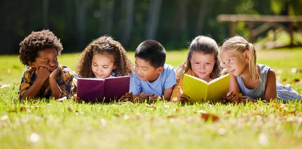 Děti Knihy Ležet Parku Přáteli Učení Nebo Rozmanitost Pro Čtení — Stock fotografie