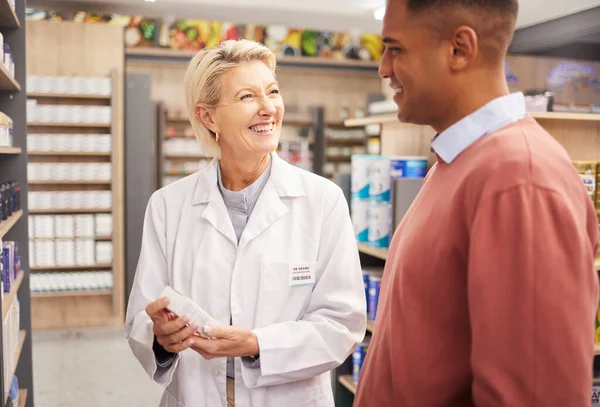 笑顔で小売医療情報のための薬局で男の買い物 薬や幸せな薬剤師 薬のアドバイス 薬や薬でお客様を助ける信頼 女性やシニア医師 — ストック写真
