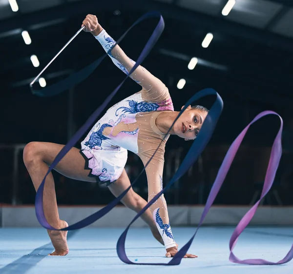Retrato Mulher Flexível Ginástica Fita Dança Para Performance Competição Esportiva — Fotografia de Stock
