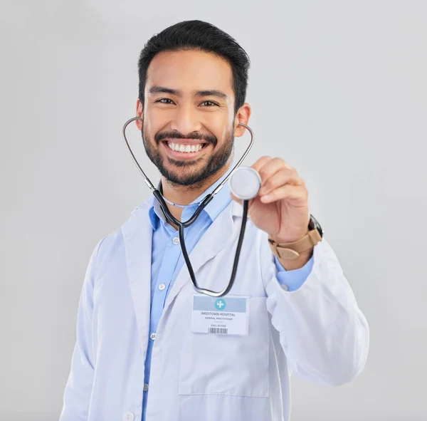 Docteur Homme Écouter Avec Stéthoscope Portrait Avec Sourire Santé Cardiovasculaire — Photo