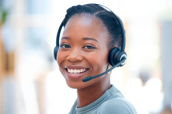 Щаслива Портрет Чорна Жінка Колл Центрі Посмішкою Консультацій Маркетингу Телефону — стокове фото