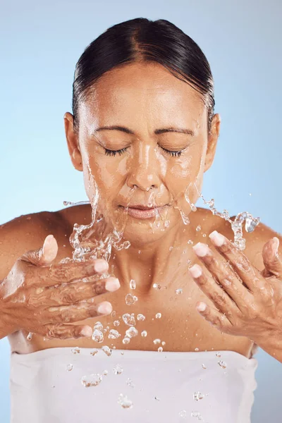 Alte Frau Putzgesicht Und Wasserspritzer Schönheit Und Nachhaltige Hautpflege Mit — Stockfoto