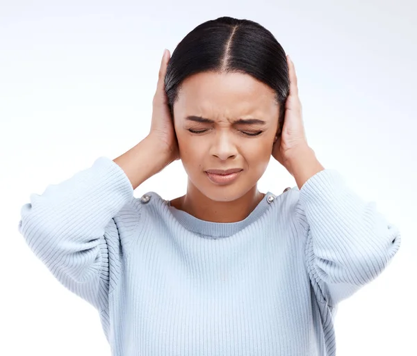 头痛和双手放在头上的女人的焦虑 眩晕和脑雾的白色背景 演播室中的偏头痛 噪音和有敏感耳朵的女性 疼痛和听力丧失 损伤或创伤 — 图库照片