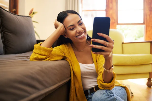 Lächeln Entspannen Und Eine Frau Mit Einem Handy Für Eine — Stockfoto