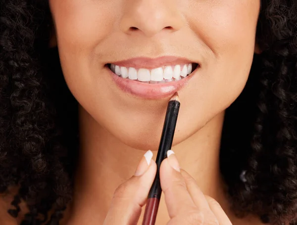 Närbild Kvinna Ansikte Och Läpp Penna För Skönhet Kosmetika Ansiktsbehandling — Stockfoto