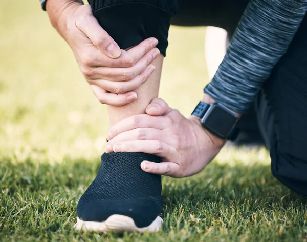 在室外因健康事故 紧急或急救风险而导致疼痛和脚踝受伤 骨骼健康 运动员受伤腿 跑步者及关节炎 肌肉或脚问题 — 图库照片