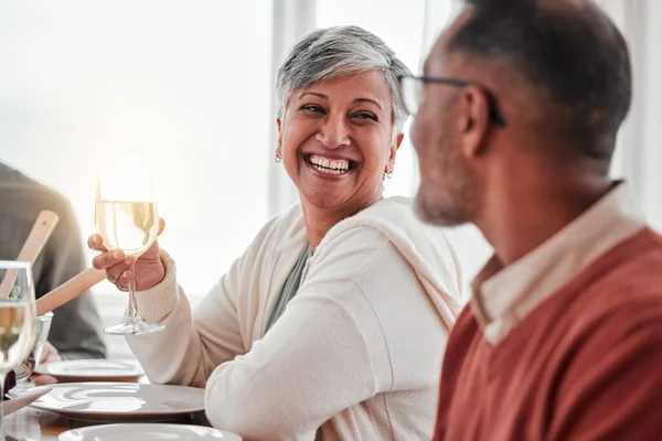 Bahagia Tersenyum Dan Pasangan Saat Makan Siang Rumah Keluarga Minum — Stok Foto