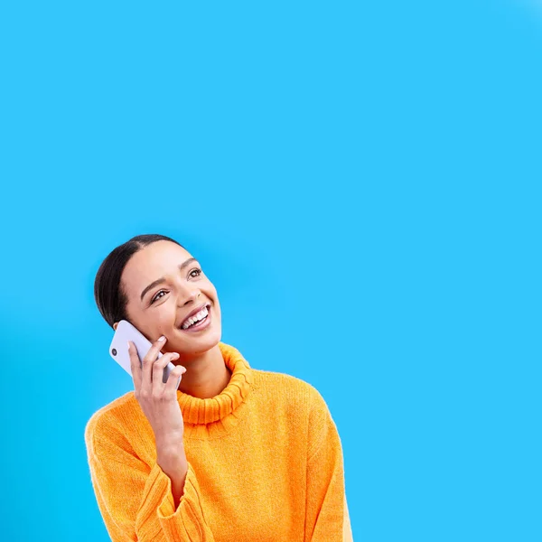 Gül Maket Yap Stüdyoda Telefonda Mutlu Bir Kadın Konuşmadan Bir — Stok fotoğraf
