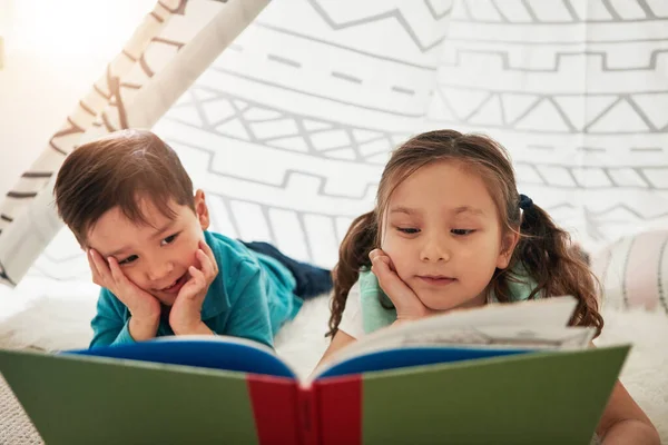 Los Libros Son Puertas Entrada Nuevos Mundos Dos Adorables Hermanos — Foto de Stock