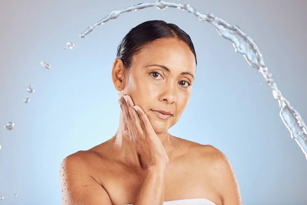 Oudere Vrouw Waterspetters Schoonheidsportret Hygiëne Duurzame Huidverzorging Tegen Veroudering Blauwe — Stockfoto
