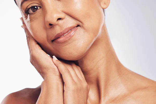 Portret Close Vrouw Met Huidverzorging Schoonheid Dermatologie Tegen Een Witte — Stockfoto