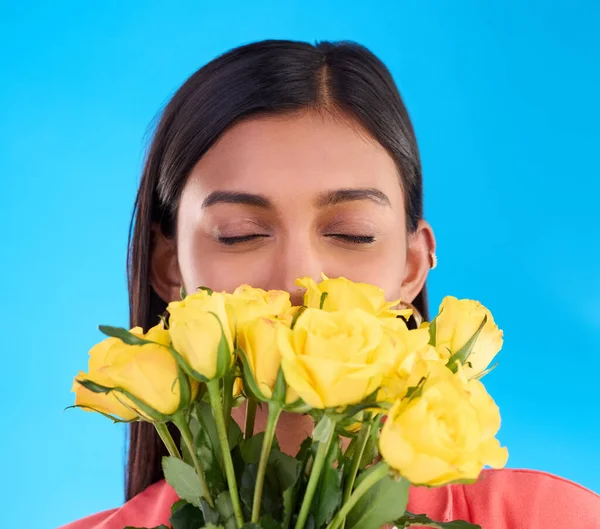 Haju Kukkakimppu Ruusut Naisen Kanssa Studiossa Lahjaksi Tyytyväisyydeksi Kevääksi Rentoudu — kuvapankkivalokuva