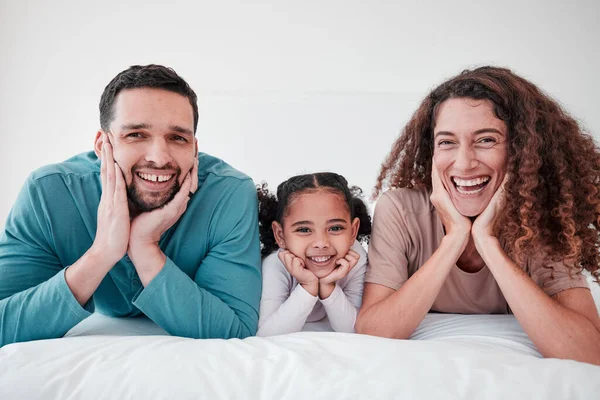 Familia Retrato Padres Con Niño Sonríe Relájate Con Felicidad Amor — Foto de Stock