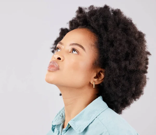 Mujer Negra Afro Pensamiento Estudio Con Visión Ideas Mirando Hacia — Foto de Stock